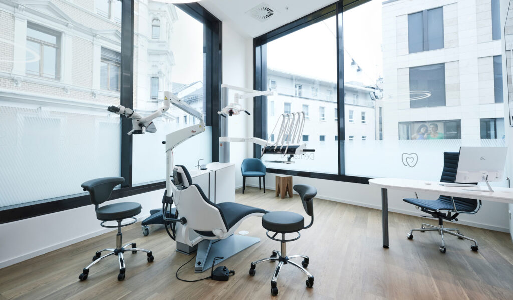 Ein moderner, hell-freundlicher Behandlungsraum bei Dental Soul in Bonn